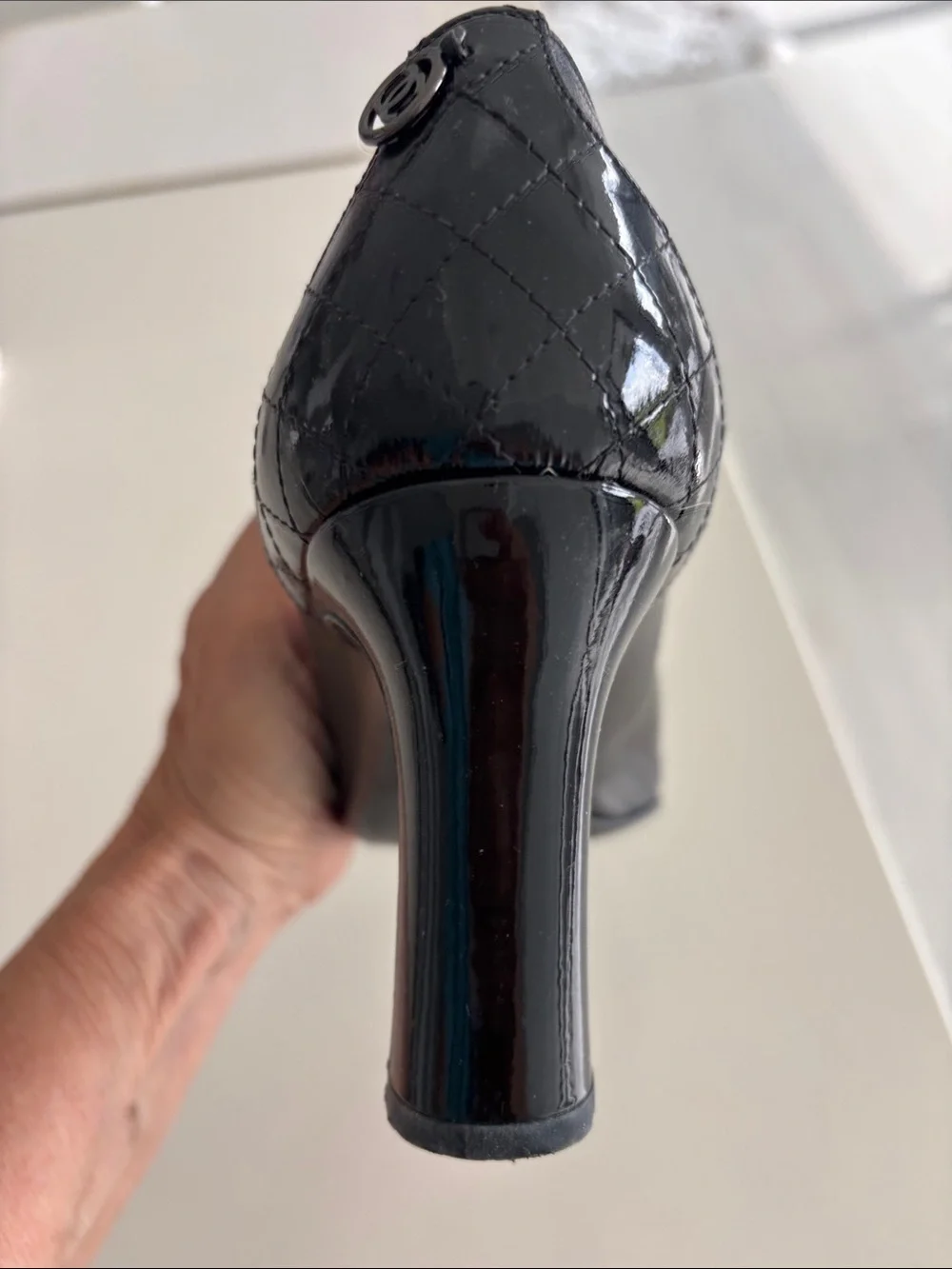 Vintage Chanel pumps Black leather/patent leather. Chanel logo on back of shoe. - Picture 5 of 10